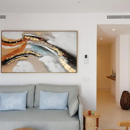 Marbella Banus Suites - Banus - Playa Del Duque - Luxury Beachfront Complex - 2Br - 2Ba - Direct Beach Access - Just 3 Min Walk To Puerto Banus Marina - 35,000 M2 Tropical Gardens - 3 Pools - 2 Onsite Restaurants - Ideal For Families *