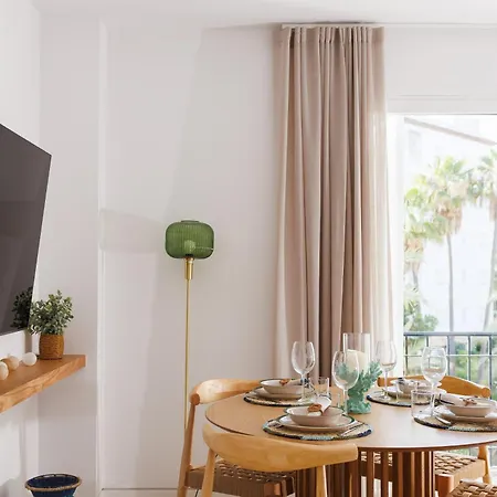 Marbella Banus Suites - Banus - Playa Del Duque - Luxury Beachfront Complex - 2Br - 2Ba - Direct Beach Access - Just 3 Min Walk To Puerto Banus Marina - 35,000 M2 Tropical Gardens - 3 Pools - 2 Onsite Restaurants - Ideal For Families Appartement *