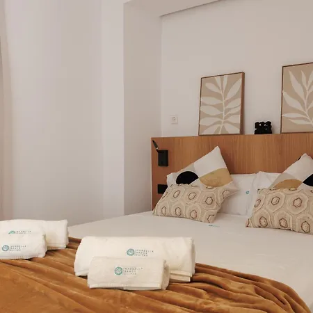 Marbella Banus Suites - Banus - Playa Del Duque - Luxury Beachfront Complex - 2Br - 2Ba - Direct Beach Access - Just 3 Min Walk To Puerto Banus Marina - 35,000 M2 Tropical Gardens - 3 Pools - 2 Onsite Restaurants - Ideal For Families * Marbella