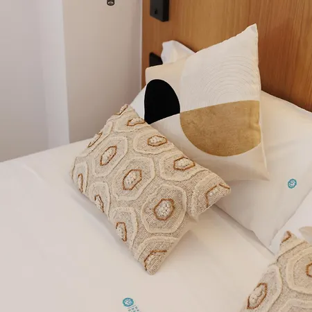 Marbella Banus Suites - Banus - Playa Del Duque - Luxury Beachfront Complex - 2Br - 2Ba - Direct Beach Access - Just 3 Min Walk To Puerto Banus Marina - 35,000 M2 Tropical Gardens - 3 Pools - 2 Onsite Restaurants - Ideal For Families * Marbella
