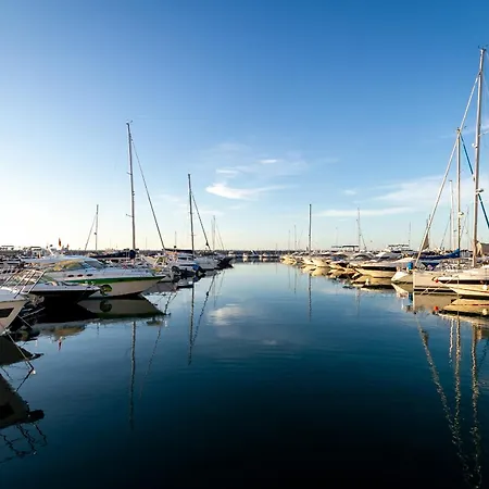 Marbella Banus Suites - Banus - Playa Del Duque - Luxury Beachfront Complex - 2Br - 2Ba - Direct Beach Access - Just 3 Min Walk To Puerto Banus Marina - 35,000 M2 Tropical Gardens - 3 Pools - 2 Onsite Restaurants - Ideal For Families Marbella