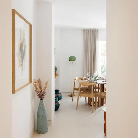 Marbella Banus Suites - Banus - Playa Del Duque - Luxury Beachfront Complex - 2Br - 2Ba - Direct Beach Access - Just 3 Min Walk To Puerto Banus Marina - 35,000 M2 Tropical Gardens - 3 Pools - 2 Onsite Restaurants - Ideal For Families Marbella